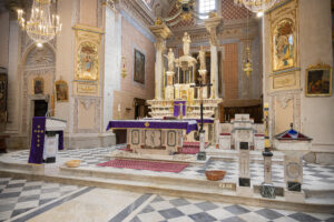 Parrocchia Nostra Signora delle Grazie: altare